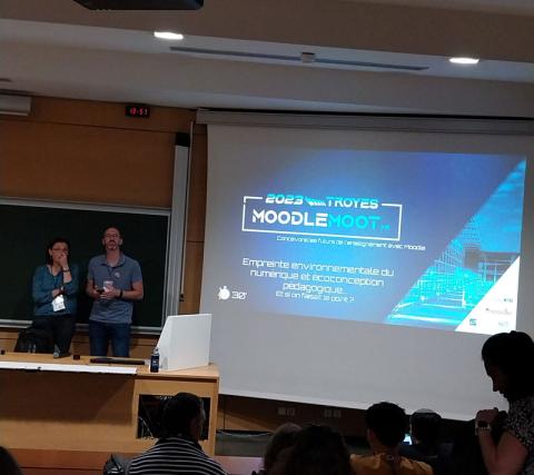 Mélanie Veyret (à gacuhe) pour Moodle et éco-conception -MoodleMoot Fr Troyes 2023
